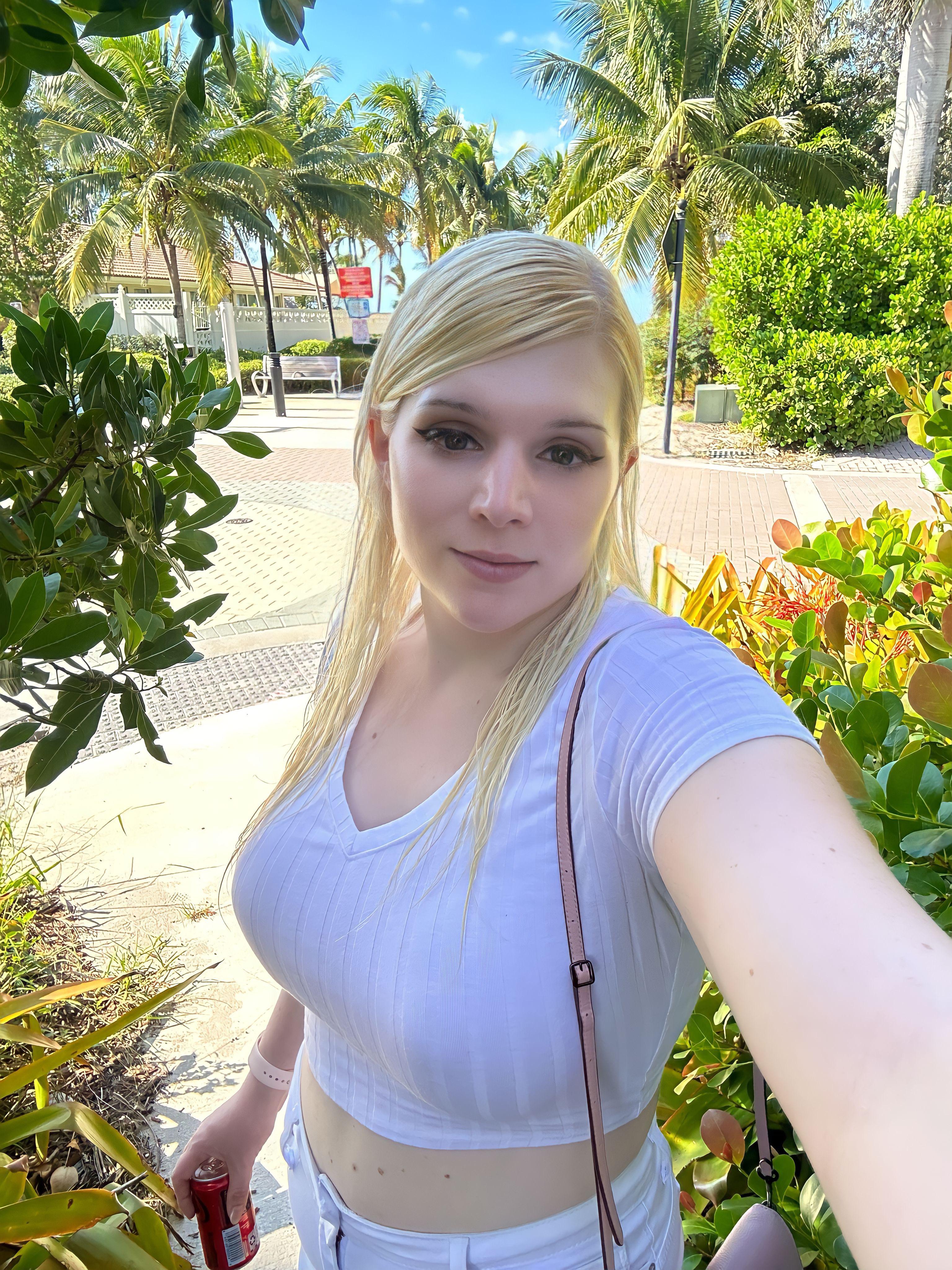 Would you go on a walk with a pretty tgirl? 💖 zckier - transexual woman