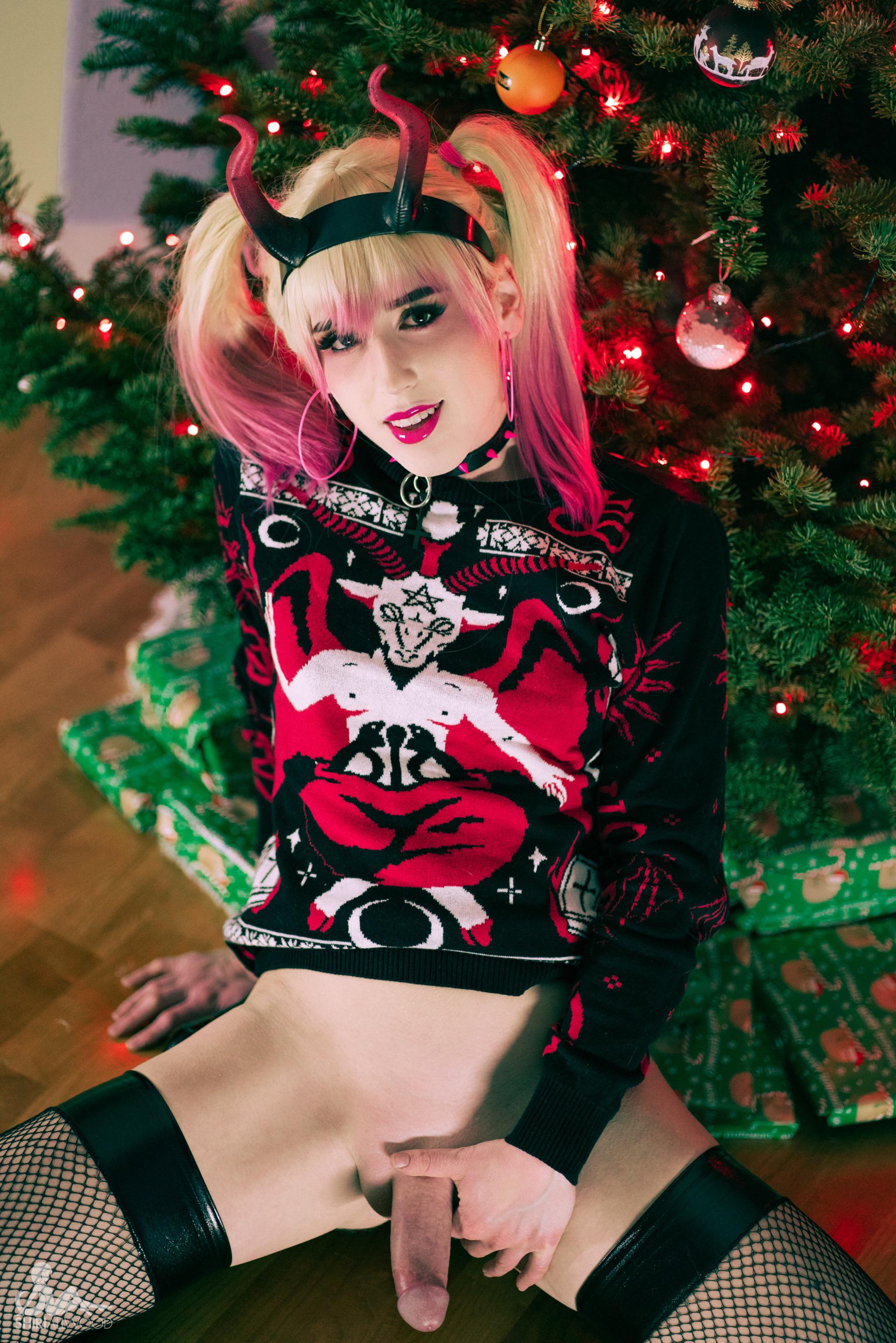 Waiting under your tree 😈 zv611v - transexual woman